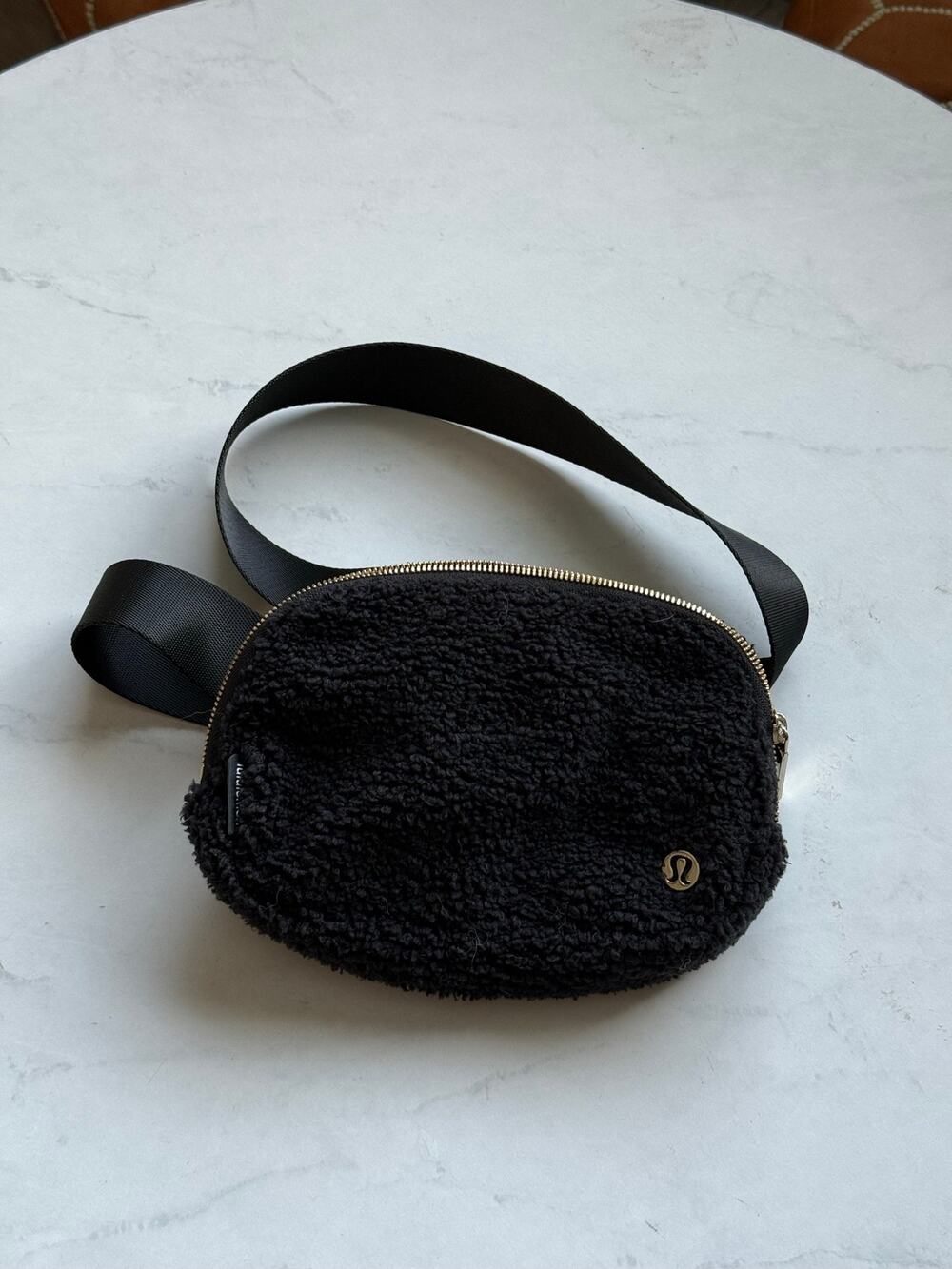 Lululemon Everywhere Belt Bag 1L Fleece Black Gold Hardware Crossbody Belt Bag